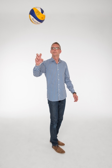 Ralf P. Lenz mit Volleyball